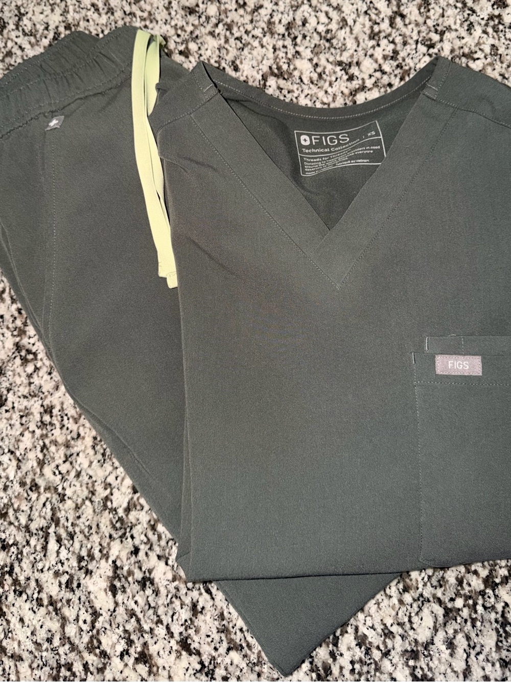 FIGS Men’s Bonsai XS Scrub Set